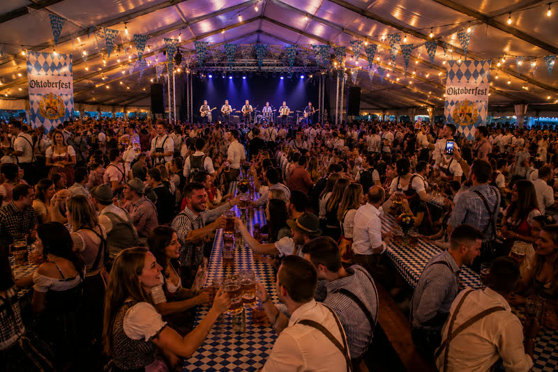 Gäster som firar på Stockholm Oktoberfest